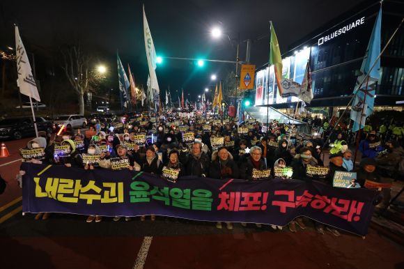 대통령 체포·탄핵 촉구의 목소리 - 윤석열 대통령에 대한 공수처의 체포영장 집행이 불발된 3일 오후 서울 용산구 한남동 대통령 관저 인근에서 윤석열즉각퇴진·사회대개혁 비상행동 주최로 열린 탄핵 지지 집회에서 참가자들이 대통령 체포 및 구속을 촉구하고 있다. 2025.1.3 연합뉴스