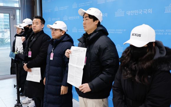 ‘윤 대통령 관저 사수’ 반공청년단 출범 기자회견 - 김정현 반공청년단 단장과 단원들이 9일 서울 여의도 국회 소통관에서 반공청년단 출범 기자회견을 한 뒤 취재진 질의에 답하고 있다. 최근 윤석열 대통령 관저 인근에서 하얀 헬멧을 쓰고 관저 사수 시위를 벌인 이들은 “백골단은 반공청년단의 예하 조직”이라며 “윤 대통령을 지키고 대한민국 헌정 질서를 수호하기 위해 노력을 다할 것”이라고 밝혔다.  뉴스1