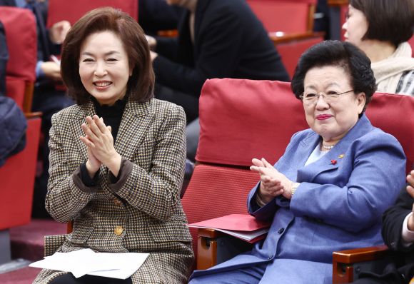 교육발전특구 특별법 국회 공청회 연 김민전 의원 - 김민전 국민의힘 의원(왼쪽)과 이배용 국가교육위원장이 8일 오전 서울 여의도 국회 의원회관에서 열린 ‘2025 교육발전특구 특별법 국회 공청회’에 참석해 자리하고 있다.  뉴스1