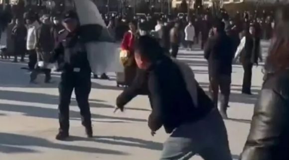 최근 중국 산시성(省) 웨이난시(市) 푸청현에 있는 한 고등학교에서 10대 남학생이 투신 사망한 사건이 발생했다. 사건 진상 규명을 요구하는 시위대와 경찰이 충돌한 모습. 영상 캡처