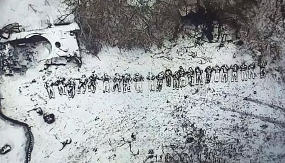 지난달 중순에도 우크라이나 현지 매체가 러시아군이 전투에서 발생한 전사자들의 시신을 수습하는 모습을 정찰 중이던 우크라이나 드론이 포착했다며 공개한 사진. 우크라인스카프라우다 제공