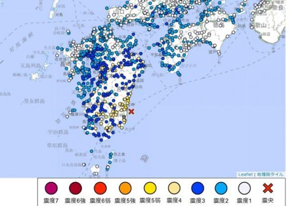 일본 기상청이 13일 오후 9시 19분쯤 규슈 남동부 미야자키현 앞 해역인 휴가나다(× 표시된 곳)에서 규모 6.9 지진이 감지됐다고 발표했다. 노란색은 진도 4~5약, 파란색은 진도 3을 나타낸다. 일본 기상청 홈페이지 캡처