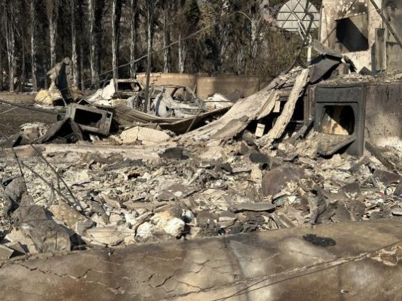 미국 로스앤젤레스에서 대형 산불이 닷새째 확산 중인 가운데 이미 불길이 휩쓸고 간 알타데나 주택가의 피해 현장에 불에 탄 전자레인지, 차량 등의 모습이 보인다. 2025.1.12 연합뉴스