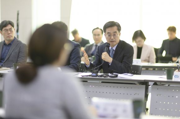 김동연 경기지사가 14일 시흥시 중소기업·소상공인 대표 6명과 함께 경기비상민생경제회의를 직접 주재하고 있다. (경기도 제공)