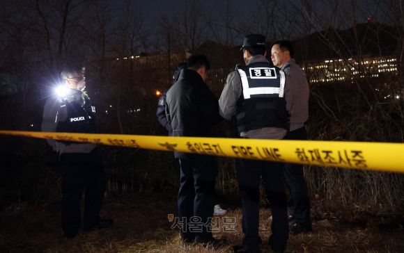 공수처 부근서 남성 1명 분신 사망 - 윤석열 대통령에 대한 체포영장이 집행된 15일 오후 고위공직자범죄수사처(공수처)가 있는 경기 과천시 정부과천청사 부근에서 남성 1명이 분신해 사망한 가운데 경찰과 소방이 현장조사를 하고 있다. 2025.1.15 도준석 전문기자