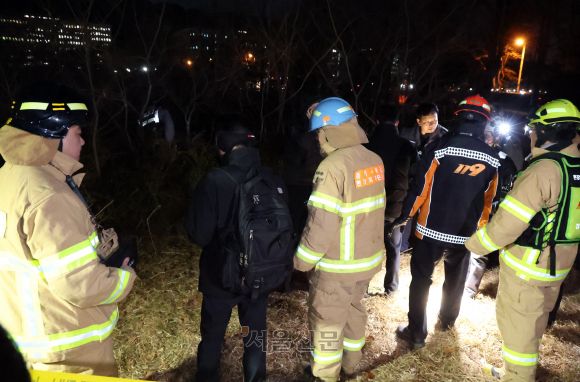 과천 공수처 부근서 남성 1명 분신해 사망 - 윤석열 대통령에 대한 체포영장이 집행된 15일 오후 고위공직자범죄수사처(공수처)가 있는 경기 과천시 정부과천청사 부근에서 남성 1명이 분신해 사망한 가운데 경찰과 소방이 현장조사를 하고 있다. 2025.1.15 도준석 전문기자