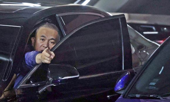 명태균씨가 지난해 11월 7일 오후 경남 창원시 자택 주차장에서 취재진에게 손짓하고 있다. 연합뉴스