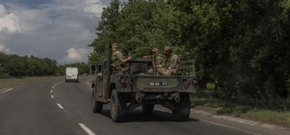 2024년 6월 17일(현지시간) 우크라이나 동부 도네츠크 지역에서 우크라이나 군인들이 미국에서 제공한 험비(HMMWV)를 타고 이동하고 있다. / AFP 연합뉴스