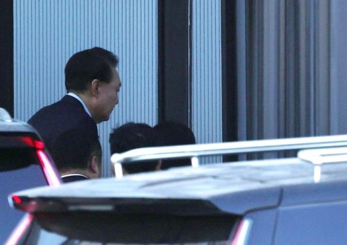 내란 우두머리와 직권남용 권리행사 방해 혐의를 받는 윤석열 대통령이 체포된 지난 15일 경기 과천시 정부과천청사 내 고위공직자범죄수사처에 출석하고 있다. 연합뉴스