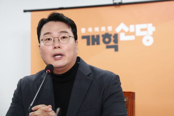 당원소환 관련 발언하는 천하람 원내대표 - 천하람 개혁신당 원내대표가 22일 오전 서울 여의도 국회 의원회관에서 열린 최고위원회의에서 모두 발언을 하고 있다.  천 원내대표를 중심으로 한 지도부가 전날 허은아 대표에 대한 직무정지를 의결한 가운데 이날 최고위는 허 대표 주재 최고위와 천 원내대표 주재 최고위가 각각 다른 장소에서 열렸다. 뉴스1