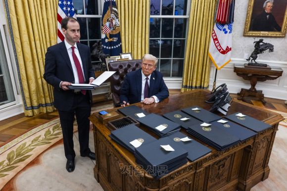 트럼프 콜라버튼 - 지난 20일(현지시간) 취임한 도널드 트럼프 대통령의 백악관 집무실. 연합뉴스