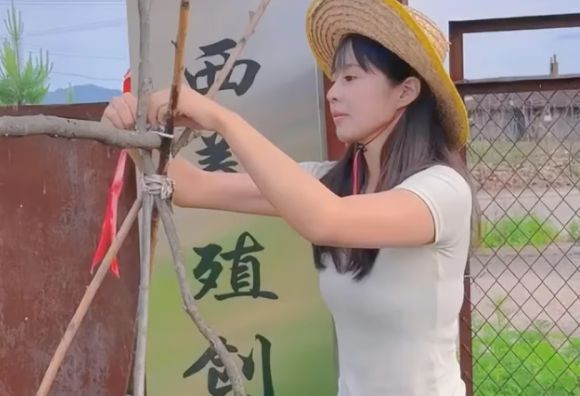 중국의 한 승무원이 아픈 어머니를 위해 직장을 그만두고 고향으로 내려간 뒤 돼지 농장을 시작해 두 달 만에 20만 위안(약 4000만원)을 벌었다는 사연이 전해져 놀라움을 안기고 있다. 웨이보