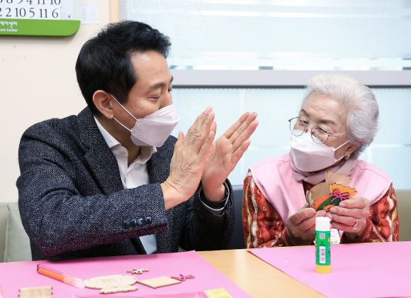 박수 보내는 오세훈 시장 - (서울=뉴스1) 박정호 기자 = 오세훈 서울시장이 설 명절 연휴 사흘째인 27일 오전 서울 성동구 시립동부데이케어센터를 방문, 복주머니를 완성한 배옥자 어르신께 박수를 보내고 있다. 2025.1.27/뉴스1