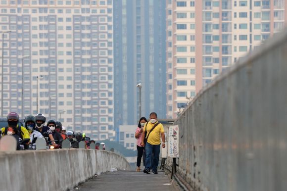 태국 방콕에서 대기 오염 속 마스크를 쓴 사람들이 다리 위를 걷고 있다. 2025.2.3 로이터 연합뉴스
