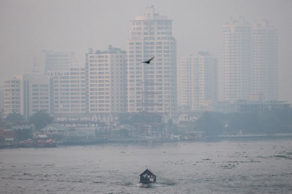 태국 방콕의 대기 오염 속 짜오프라야강 전경. 2025.2.3 로이터 연합뉴스