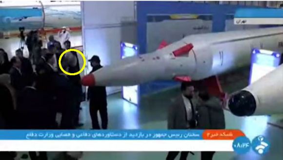 마수드 페제시키안(노란색 원) 이란 대통령이 2일(현지시간) 테헤란에서 열린 이란 국방 및 우주 업적 전시회에서 신형 미사일 ‘에테마드’를 살펴보고 있다. 출처=이란 국영 TV