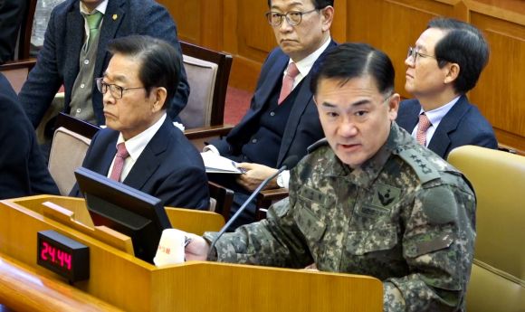 여인형 전 국군방첩사령관 , 탄핵심판 5차 변론 증인출석 - 여인형 전 국군방첩사령관이 4일 서울 종로구 헌법재판소에서 열린 윤석열 대통령 탄핵심판 5차 변론기일에 증인으로 출석해 발언하고 있다. 2025.2.4 헌법재판소 제공