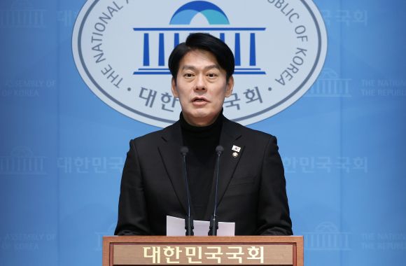 브리핑하는 한민수 대변인 - 더불어민주당 한민수 대변인이 9일 서울 여의도 국회 소통관에서 “국민의힘이 이재명 대표를 겨냥한 전담 특위 신설 방안을 검토하고 있다” 또 “김용현 전 국방부 장관 변호인이 구속수감 중인 이진우·여인형 접견” 등이 확인됐다며 브리핑하고 있다. 2025.2.9 연합뉴스