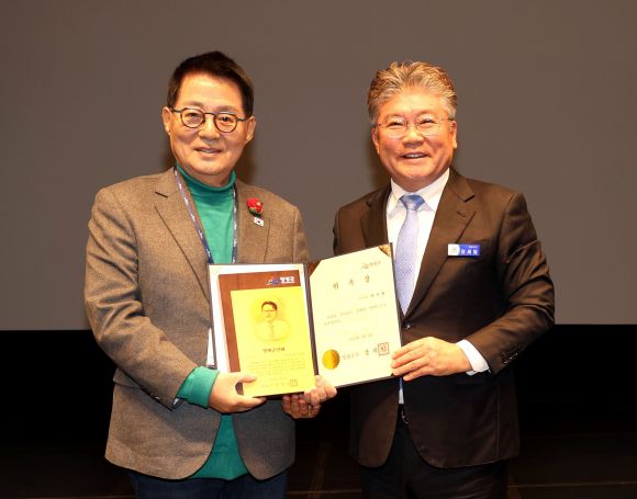 박지원 의원이 영광군으로부터 명예군민증을 수여 받고 있다. (영광군 제공)