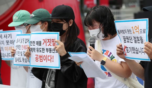 지난해 6월 서울 마포구 신촌유플렉스 앞에서 열린 ‘신촌·구로·병점 100억대 전세사기 피해자 대책위원회’ 출범 기자회견에서 구로구에 거주 중 1억 2천여 만원의 전세사기 피해를 당한 스무 살 청년이 발언 도중 감정에 북받쳐 눈물을 흘리고 있다. 뉴스1