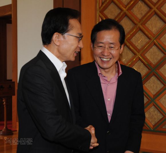 이명박 대통령이 13일 오후 청와대에서 홍준표 대표를 비롯한 한나라당 신임 지도부를 초청해 오찬을 함께 하기 전 접견실에서 악수하고 있다 2011. 7. 13. 서울신문DB