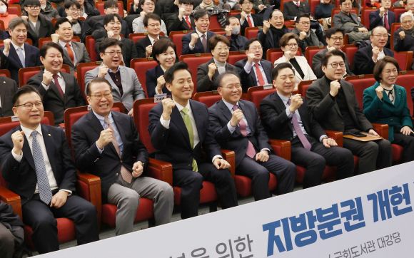 오세훈(왼쪽 네 번째) 서울시장과 권영세(세 번째) 국민의힘 비상대책위원장을 비롯한 참석자들이 12일 국회도서관 대강당에서 서울시와 서울연구원 공동 주최로 열린 ‘지방분권 개헌 토론회’에서 기념촬영을 하고 있다. 2025.2.12 안주영 전문기자