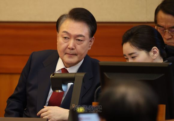 윤석열 대통령 탄핵심판 8차 변론 - 윤석열 대통령이 13일 오전 서울 종로구 헌법재판소에서 열린 탄핵심판 8차 변론에 출석해 변호인과 이야기를 하고 있다. 2025.2.13 사진공동취재단