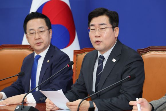 발언하는 박찬대 원내대표 - 더불어민주당 박찬대 원내대표가 16일 서울 여의도 국회에서 기자간담회를 열고 최근 공개된 ‘노상원 수첩’의 의미와 김건희 여사의 비상계엄 개입 정황 등에 대해 발언하고 있다. 2025.2.16 연합뉴스