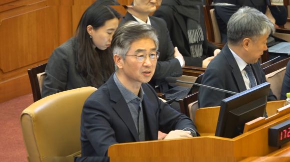 답변하는 김봉식 전 서울청장 - 김봉식 전 서울경찰청장이 13일 서울 종로구 헌법재판소에서 열린 윤석열 대통령 탄핵 심판 8차 변론에서 답변하고 있다. 2025.2.13 헌법재판소 제공