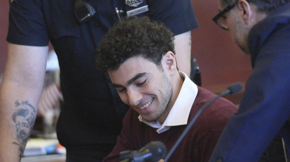 지난해 12월 23일 재판장에서 웃고있는 루이지 만조니. AP연합뉴스 자료사진