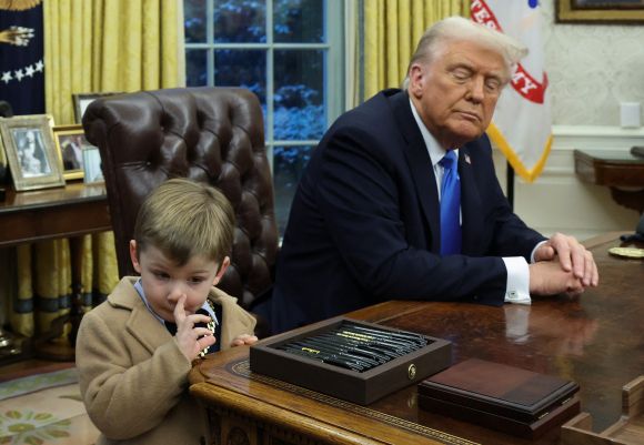 테슬라 최고경영자(CEO)이자 미국 정부효율부(DOGE) 수장인 일론 머스크가 11일(현지시간) 백악관 집무실에 도널드 트럼프 대통령과 기자들을 만난 가운데, 트럼프 대통령이 머스크의 아들 ‘엑스 애쉬 에이-투웰브’(X Æ A-12)가 코를 파는 모습을 바라보고 있다. 2025.2.11 워싱턴 로이터 연합뉴스