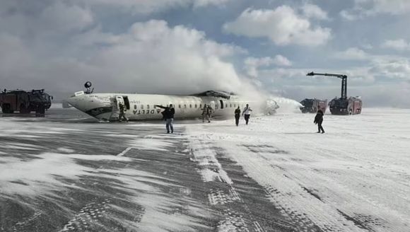 17일(현지시간) 오후 2시 45분경 미국 미니애폴리스에서 출발한 델타항공 자회사 엔데버에어 여객기(4819편)가 캐나다 토론토 피어슨 국제공항 활주로에 착륙하는 과정에서 사고가 발생했다. 페이스북 캡처