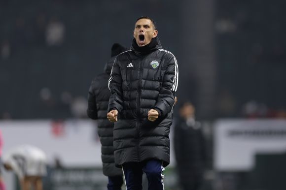 거스 포옛 전북 현대 감독이 지난 16일 전주월드컵경기장에서 열린 2025 K리그1 1라운드 김천 상무와의 홈 경기에서 득점이 나오자 환호하고 있다. K리그 제공