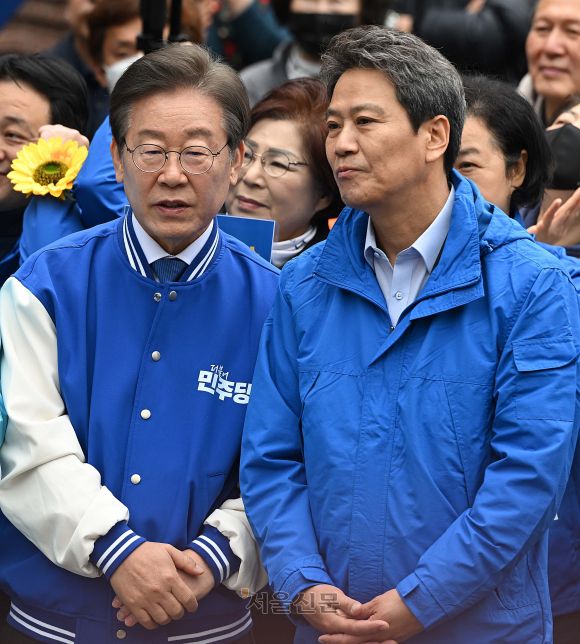 이재명 더불어민주당 대표와 임종석 전 대통령 비서실장이 지난해 3월 28일 왕십리역 광장에서 중구성동구 갑과 을에 각각 출마하는 전현희 후보와 박성준 후보 지원 유세를 위해 방문해 대화를 하고 있다. 오장환 기자