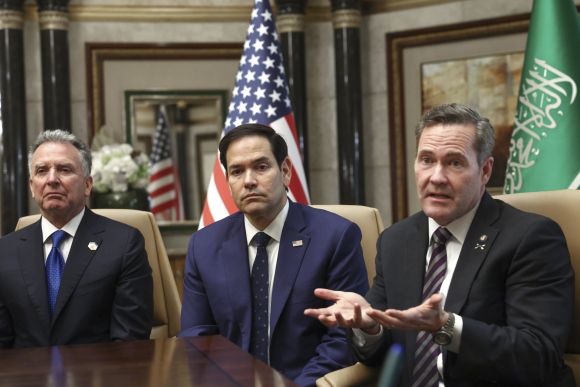 마코 루비오 미국 국무장관, 마이크 왈츠 백악관 국가안보보좌관, 스티브 위트코프 미국 중동 특사가 18일(현지시간) 사우디아라비아 수도 리야드의 디리야 궁전에서 세르게이 라브로프 외무장관 등 러시아 대표단과 만나 우크라이나전쟁 종식 등에 관해 논의한 후 인터뷰하고 있다. 2025.2.18 리야드 AP 연합뉴스