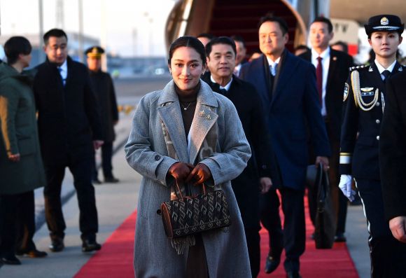 패통탄 친나왓(가운데) 태국 총리가 지난 5일 중국 베이징 국제공항에 도착해 걷고 있다. 맨 오른쪽 경호원은 최근 태국과 중국에서 화제가 된 경호원 옌위에샤. 2025.2.6 AFP 연합뉴스