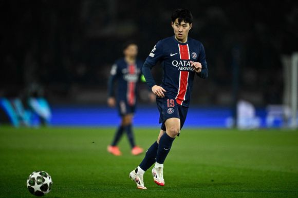 파리 생제르맹 이강인이 20일(한국시간) 프랑스 파리의 파르크 데 프랭스에서 열린 2024~25 UCL 16강 플레이오프 2차전 브레스트와의 홈 경기에서 공을 받고 있다. AFP 연합뉴스]