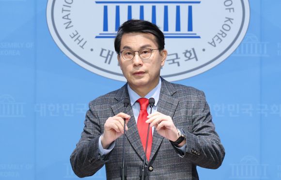 기자회견하는 국민의힘 윤상현 의원 - 국민의힘 윤상현 의원이 23일 오전 서울 여의도 국회 소통관에서 현안 관련 기자회견을 하고 있다. 2025.2.23 연합뉴스