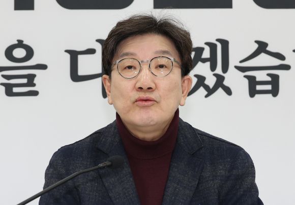발언하는 권성동 원내대표 - 국민의힘 권성동 원내대표가 23일 서울 여의도 국회에서 현안 관련 기자간담회를 하고 있다. 2025.2.23 연합뉴스