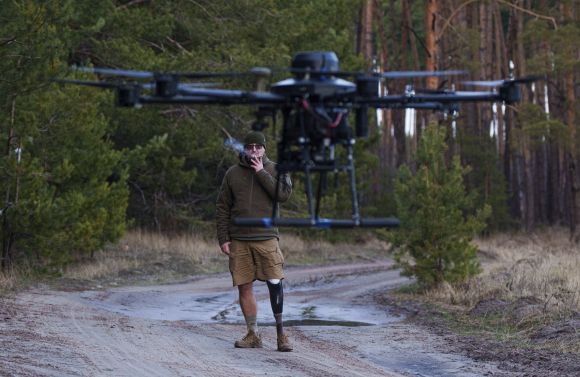 지뢰로 왼쪽 다리를 잃었으나 전선에 복귀해 드론 팀을 이끌고 있는 막심 비소츠키. AP 연합뉴스