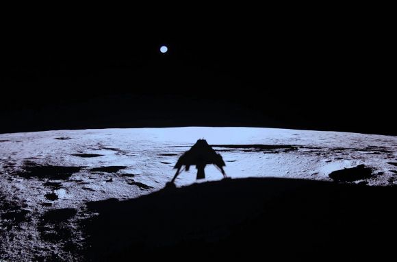 민간 달 착륙선 ‘블루 고스트’가 달 표면에 착륙해 그림자를 드리운 모습 .  Firefly Aerospace