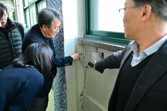 건물 안전 문제로 개학 연기된 북성초등학교 현장 점검중인 최호정 의장