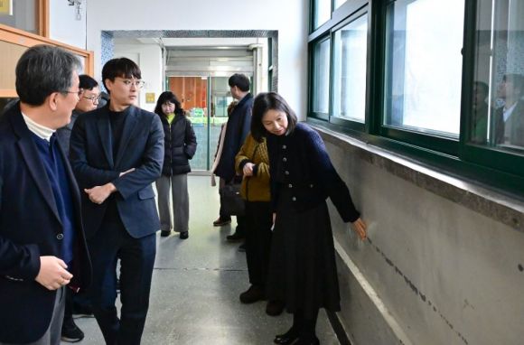 건물 안전 문제로 개학 연기된 북성초등학교 현장 점검중인 최호정 의장