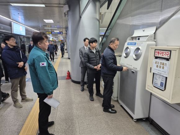 경기문 의원이 지난 6일 9호선 김포공항역 공기청정기 필터 상태를 점검하고 있다.