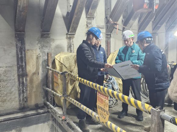 경기문 의원이 지난 6일 까치산역 엘리베이터 설치 공사현장을 방문하여 안전관리 실태를 점검하고 있다.