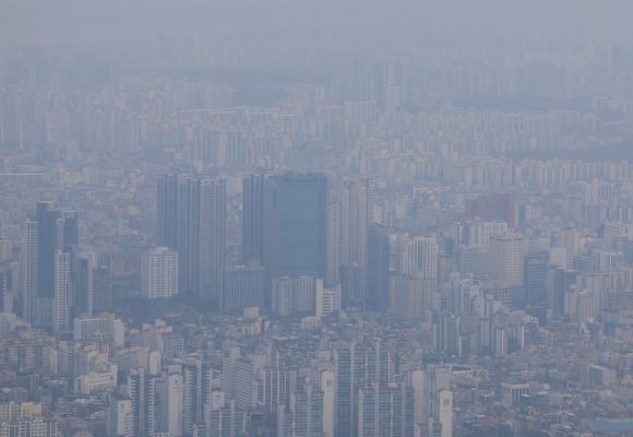 12일 서울 송파구 잠실롯데월드타워에서 바라본 강동구 일대 모습. 이날 전국이 흐린 가운데 수도권 지역을 중심으로 미세먼지 농도가 나쁨을 기록했다. 연합뉴스