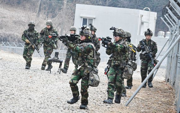 육군 장병들이 12일 경기 파주시 무건리훈련장에서 진행한 ‘한미연합 WMD 제거훈련’에서 임무를 수행하고 있다. 2025.3.12 육군 제공