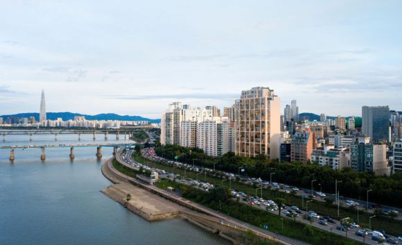 전국에서 공시가격이 가장 비싼 아파트는 가수 아이유가 사는 서울 강남구 청담동 ‘에테르노 청담’이다. 13일 국토교통부의 공동주택 공시가격(안)에 따르면 에테르노 청담 전용면적 464.11㎡의 올해 공시가격은 200억 6000만원으로 전국에서 가장 높았다. 에테르노 청담 홈페이지 캡처