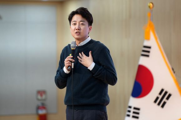 한밭대 초청 강연하는 이준석 의원 - 이준석 개혁신당 의원이 13일 대전 유성구 한밭대학교에서 ‘거부할 수 없는 미래’를 주제로 강연을 하고 있다. 이준석 의원실 제공