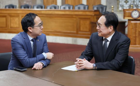 정인교(오른쪽) 산업통상자원부 통상교섭본부장이 13일(현지시간) 미국 워싱턴 D.C. 의회회관에서 앤드류 킴 상원의원과 면담하고 있다. 2025.03.14. (사진=산업통상자원부 제공)